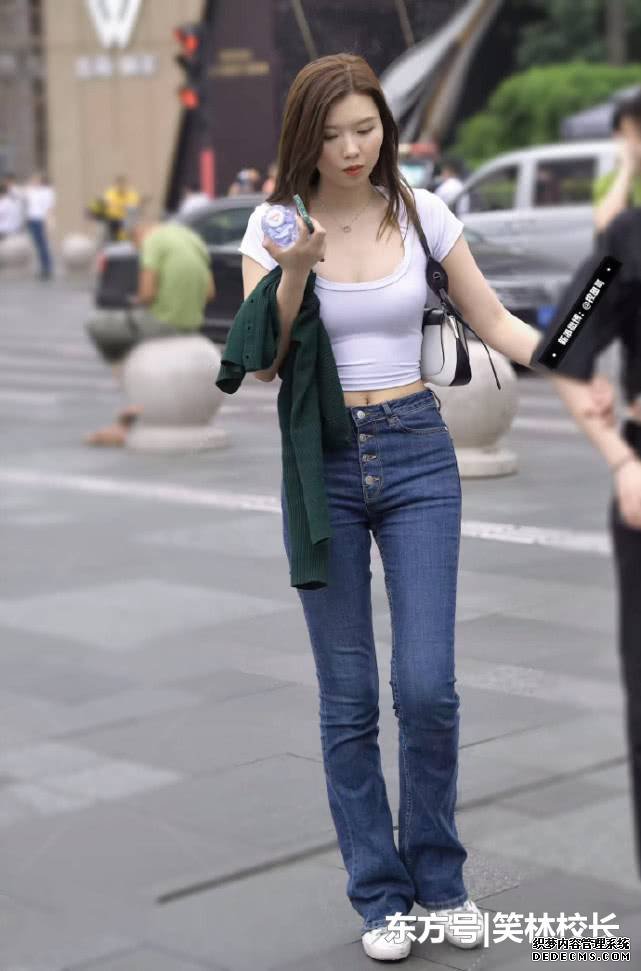 小姐姐牛仔褲搭配白色T恤