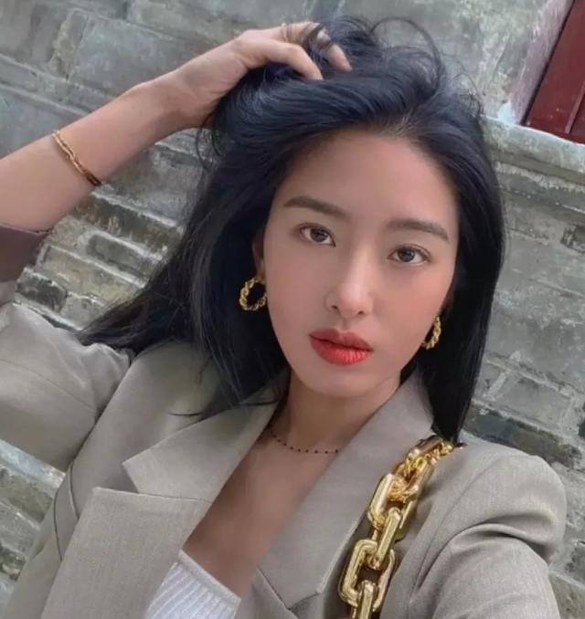 私服穿搭時髦又出彩，身材太好